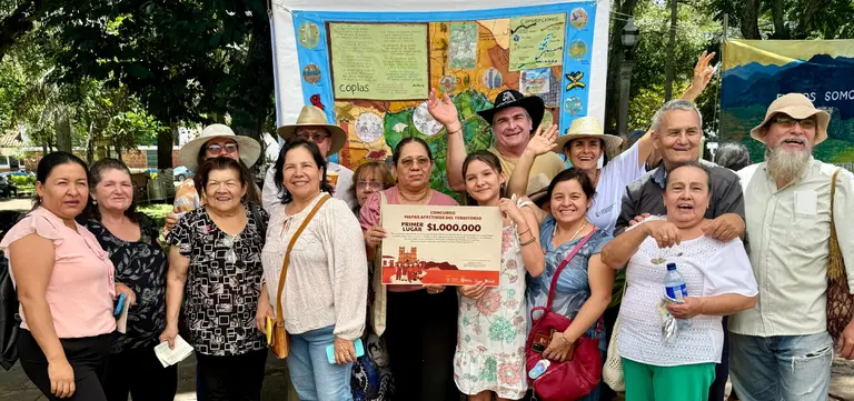 Grupo celebrando el primer lugar del Concurso Mapas Afectivos del Territorio, parte de Crónica del Foro Ciudadano EOT Barichara 2025.