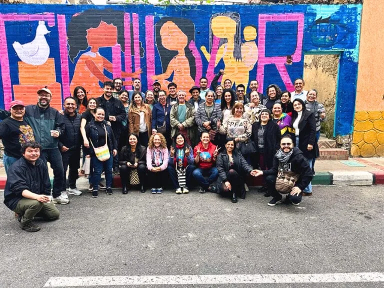 Grupo de personas frente a mural colorido en el Encuentro Nacional de Fundaciones Territoriales 2025.
