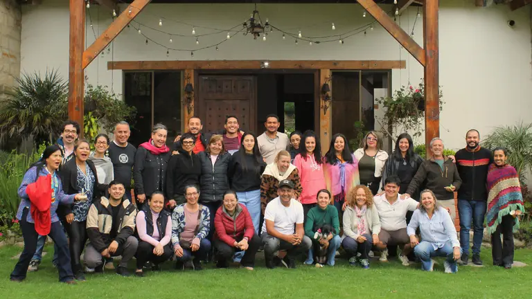 Grupo de personas posando frente a la sede del Fondo de Regeneración Norte Andino.