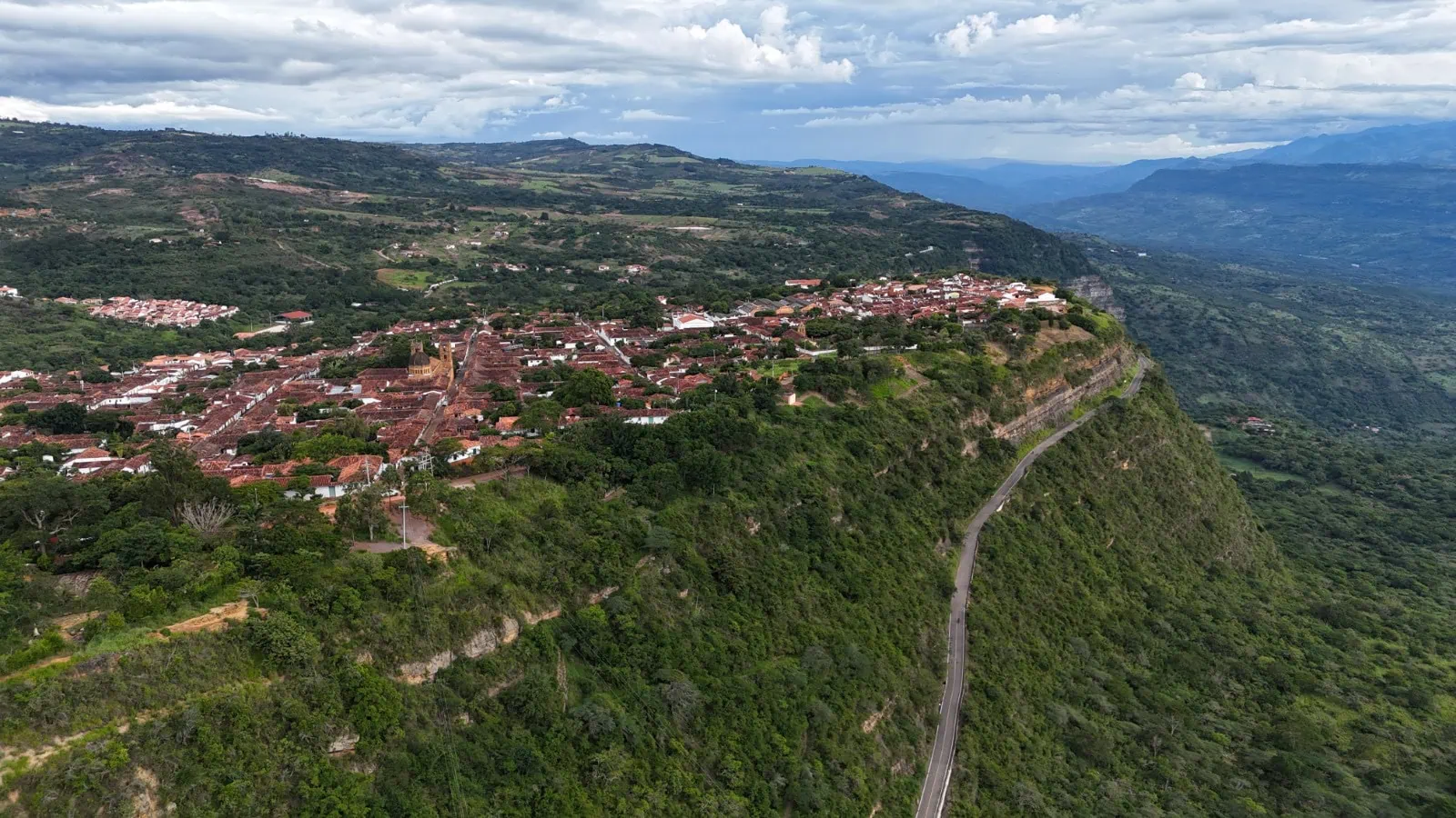 Vista aérea de Guane, Santander, Colombia, en un risco.