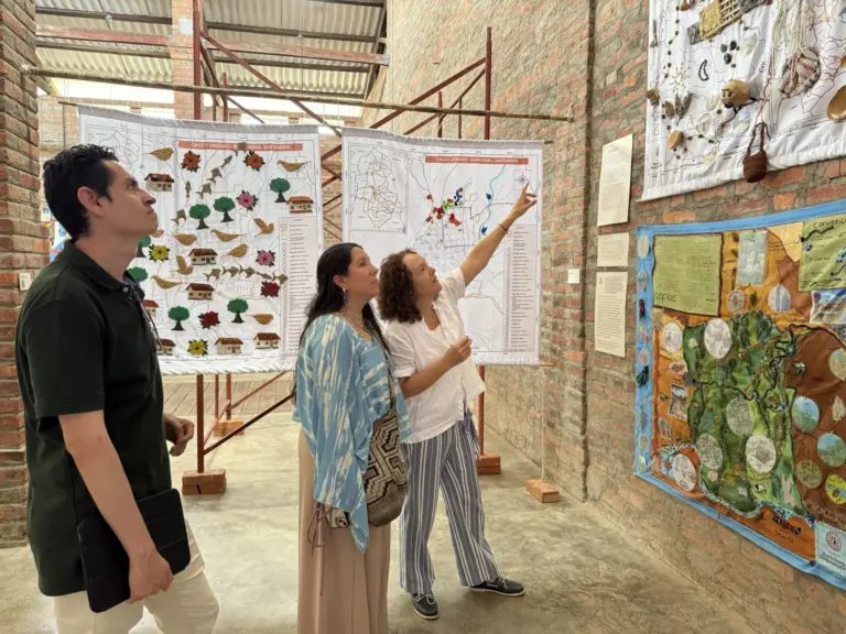 Representantes del Ministerio de Vivienda observan mapas de Barichara, Santander, durante una visita de planificación territorial.