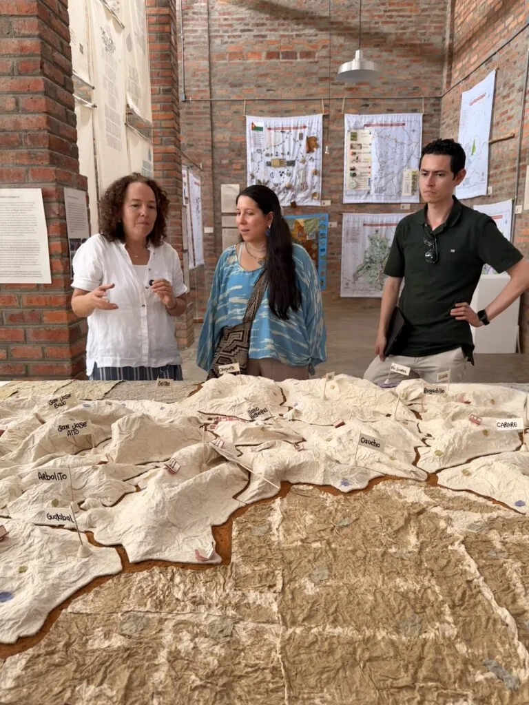 Representantes del Ministerio de Vivienda observan maqueta territorial en Barichara. Planificación territorial.