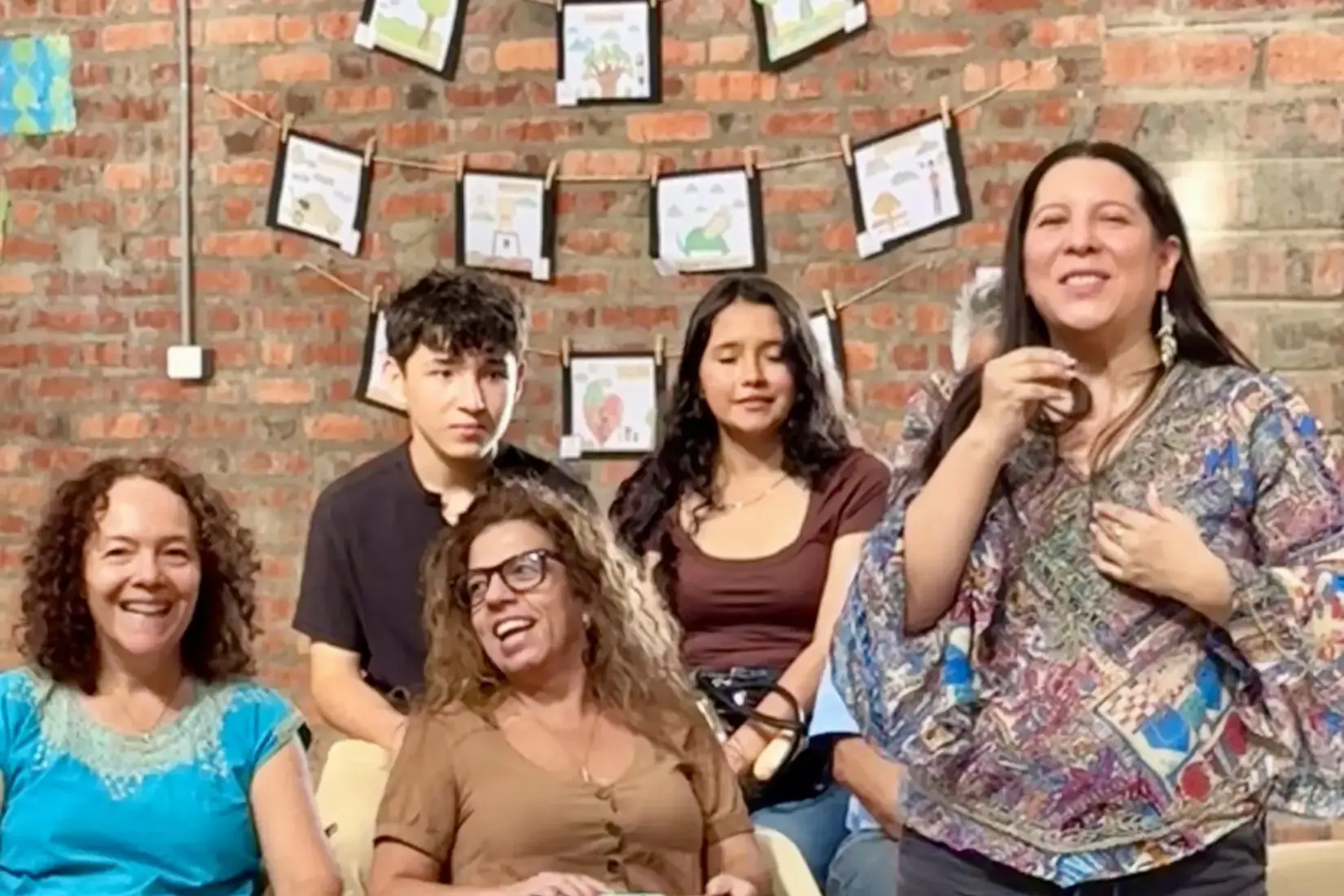 Grupo de personas sonriendo en Barichara, posiblemente representantes del Ministerio de Vivienda. Ambiente comunitario.