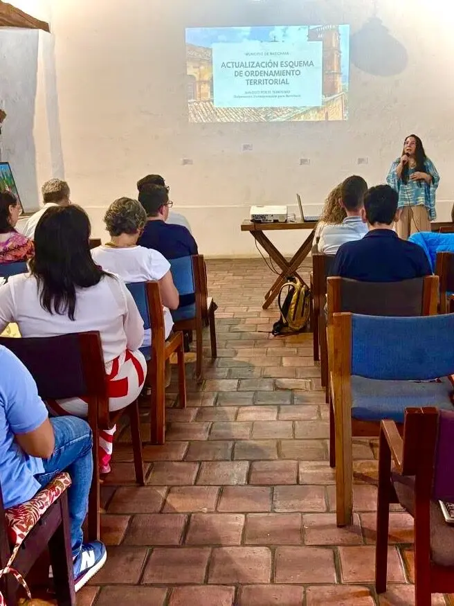 Presentación sobre ordenamiento territorial en Barichara, Ministerio de Vivienda. Texto: Actualización Esquema de Ordenamiento Territorial.