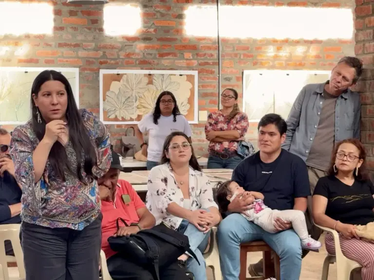 Reunión en Barichara con representantes del Ministerio de Vivienda, discutiendo planificación territorial.