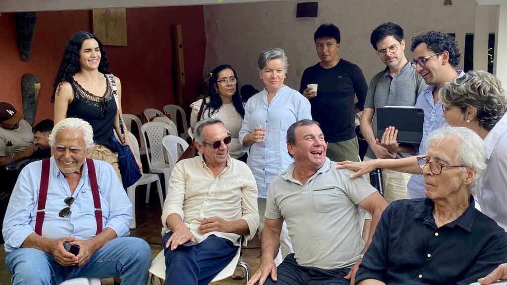 Grupo reunido en Barichara, Colombia, discutiendo gobernanza y acción colectiva, parte del laboratorio Ciclo Vivo.