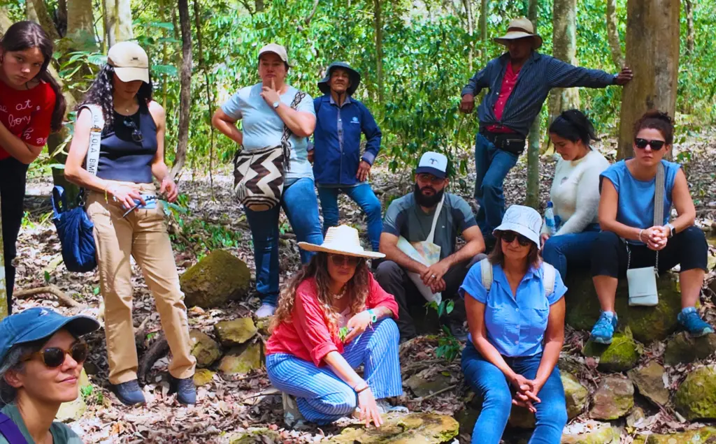 Grupo diverso observa en bosque. Intercambio Kairigua y Rizoma.