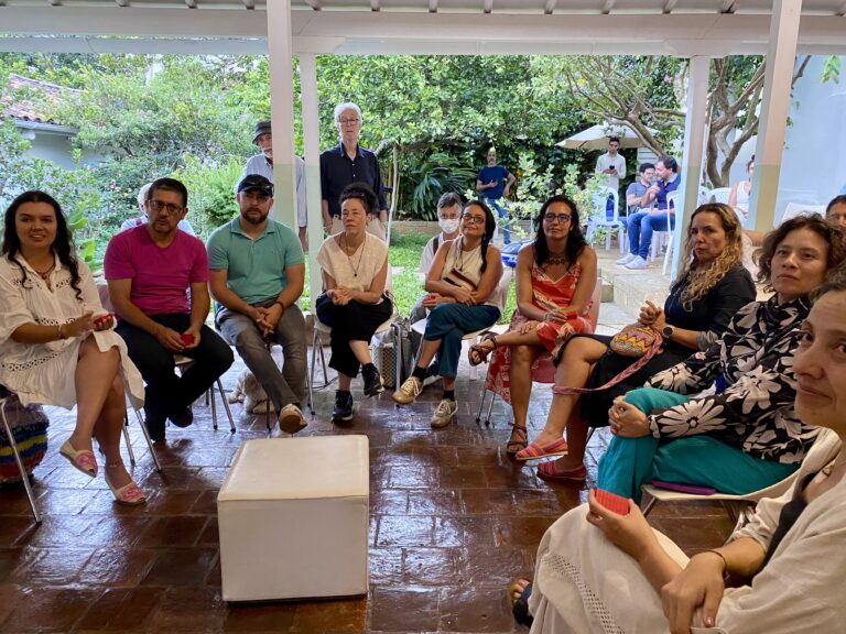 Grupo diverso participa en laboratorio de gobernanza en Barichara, Colombia.
