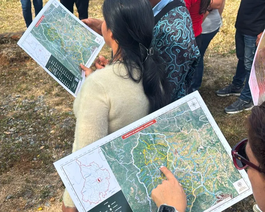Personas mirando mapas de Barbosa, Santander. Intercambio Kairigua y Rizoma.