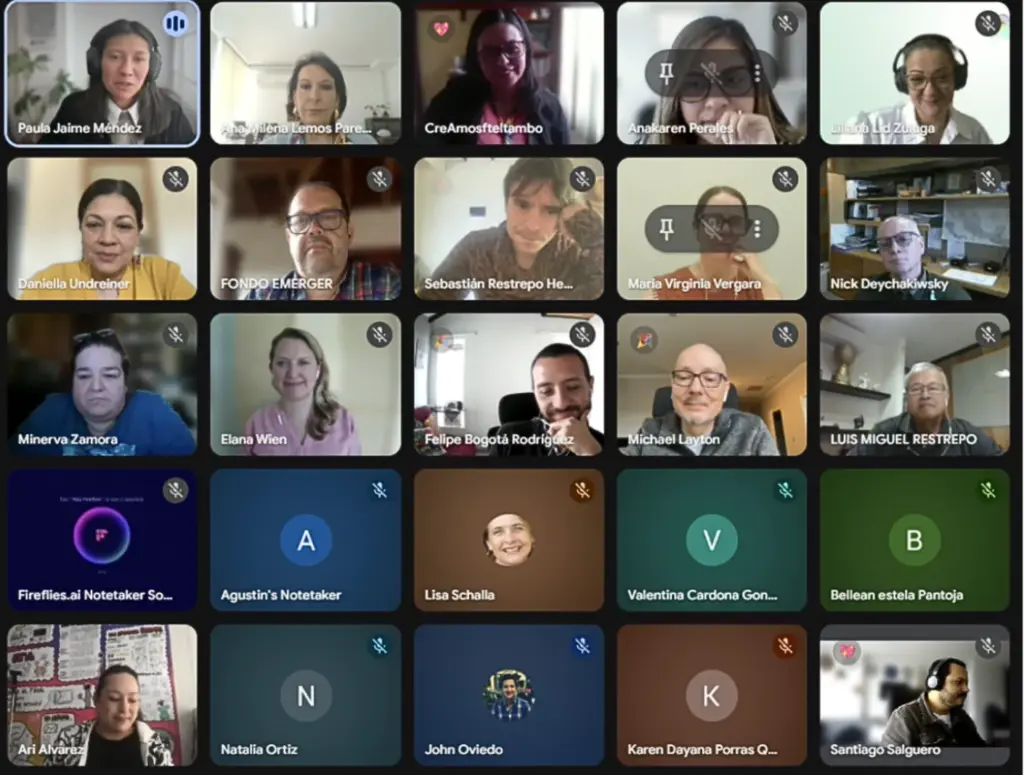 Videoconferencia con múltiples participantes en pantalla, mostrando rostros y nombres en recuadros.