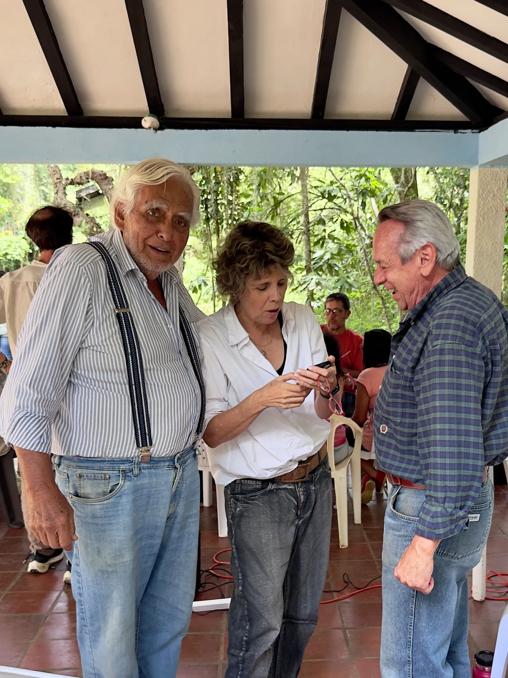Hombres y mujeres en un encuentro al aire libre, conversando.
