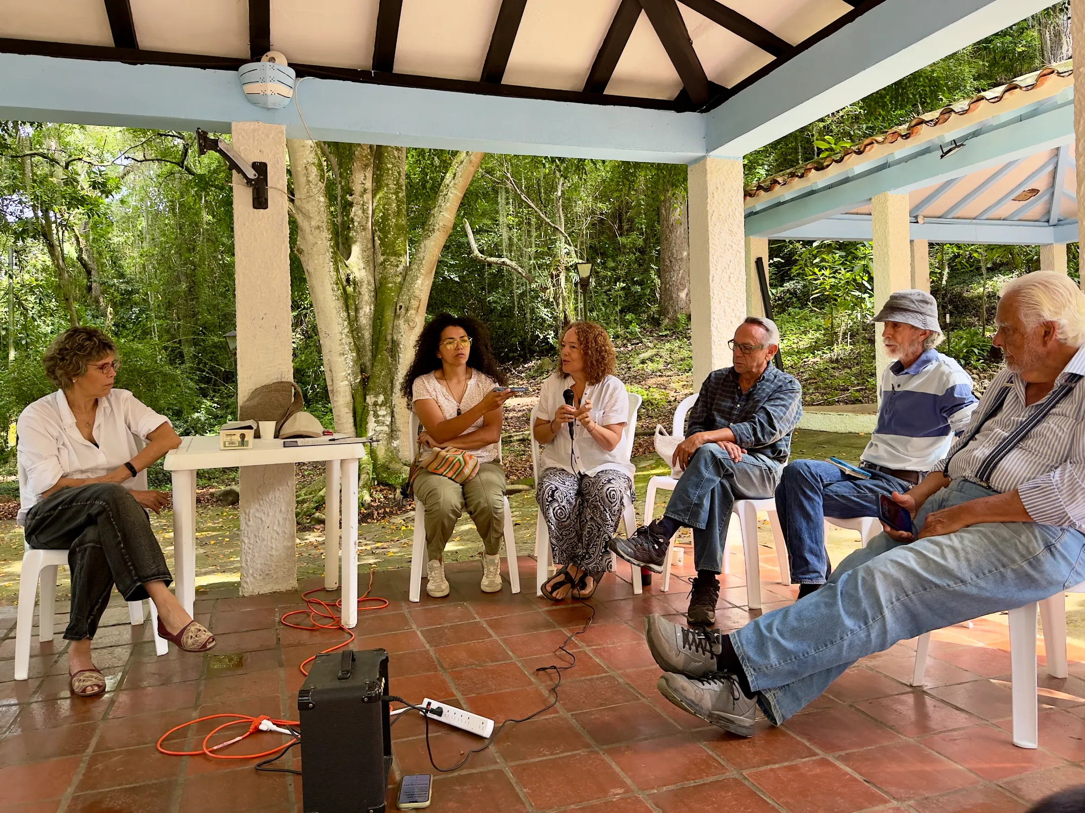 Grupo diverso de personas en un encuentro al aire libre