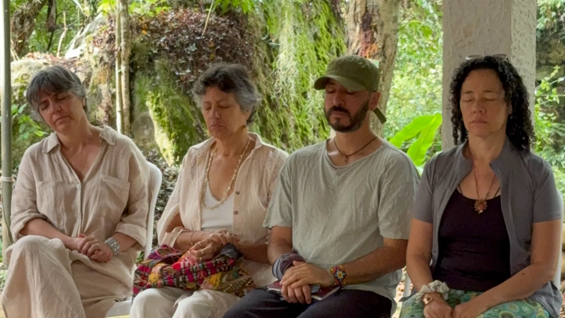 Personas meditando en grupo en un entorno natural