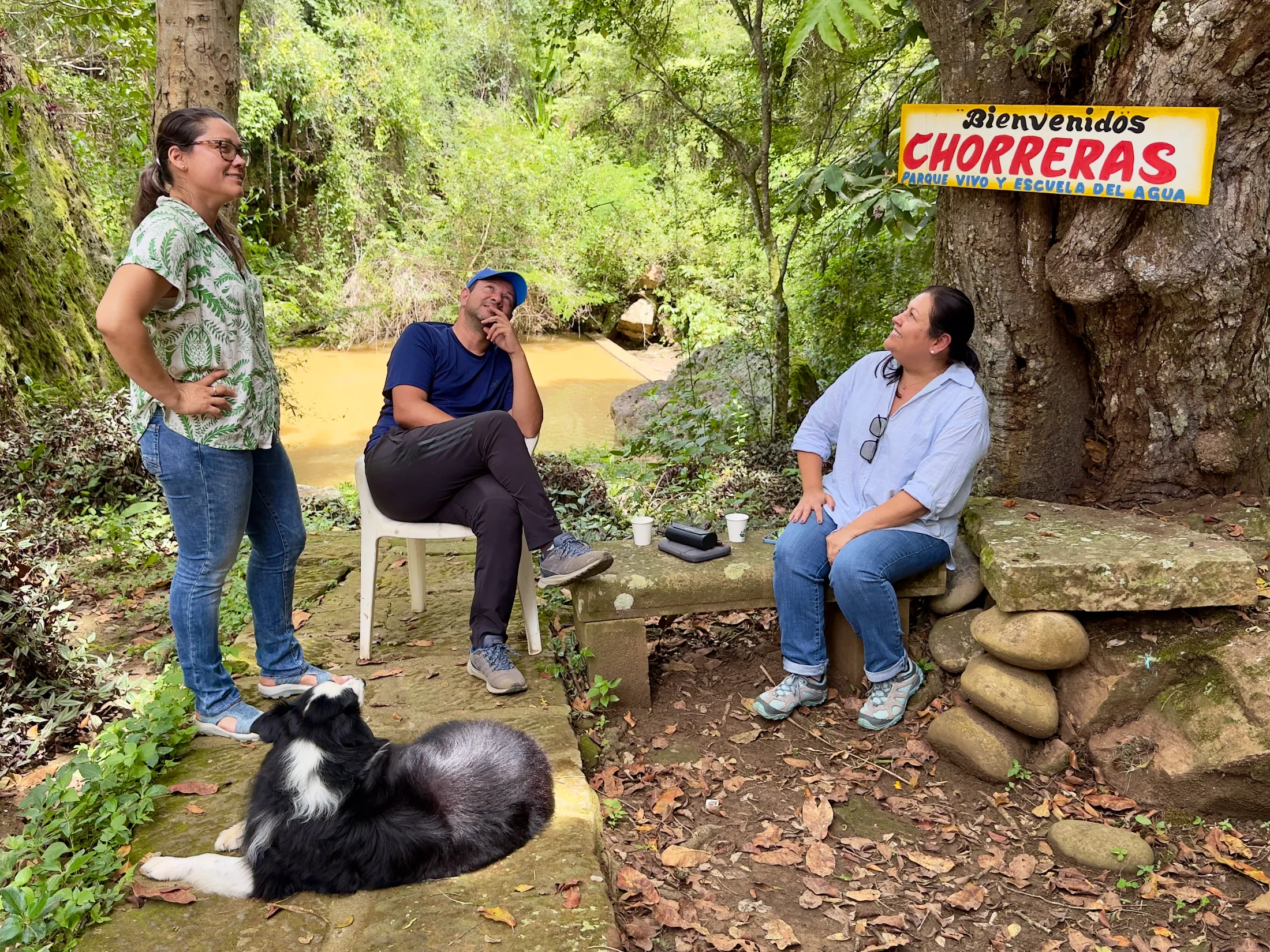 Personas conversan junto a un letrero de bienvenidos en "Chorreras", un parque vivo y escuela del agua.
